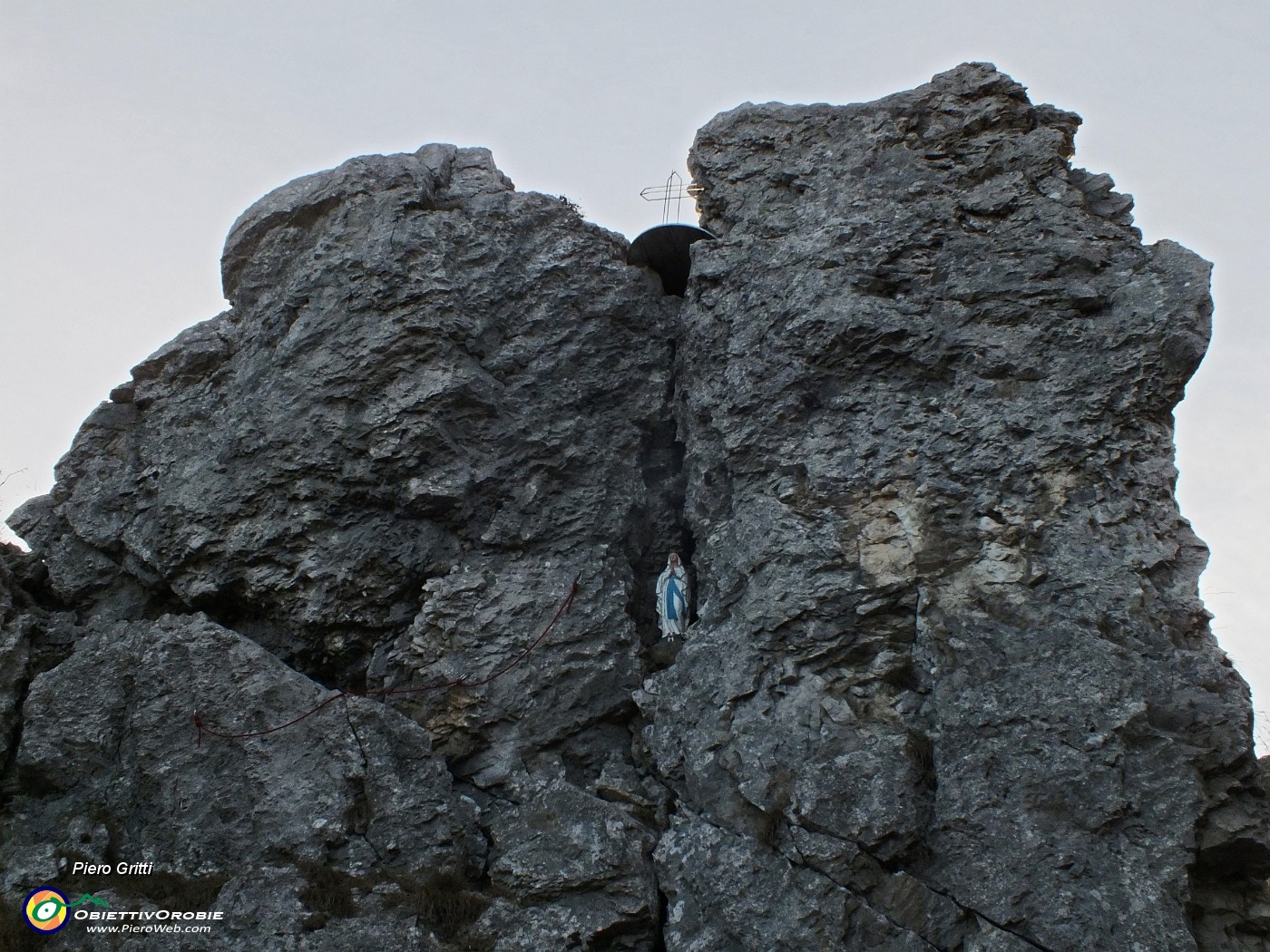 21 Madonnina del G.A.M. tra le rocce.JPG